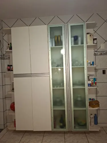 Armario de cozinha com cristaleira e nichos