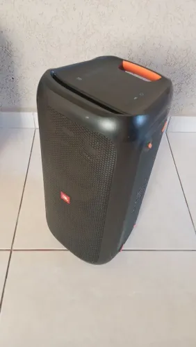 Vendo caixa JBL partybox100 funcionando perfeitamente na tomada e na bateria