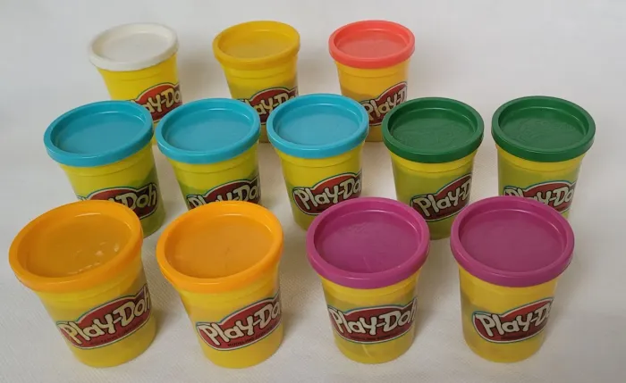 12 potes massinha Play-Doh + 10 formas + faquinha