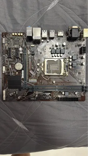 Placa-Mãe Gigabyte H410M H V2 (LGA 1200) - Para Conserto ou Sucata (Liga e não dá vídeo)