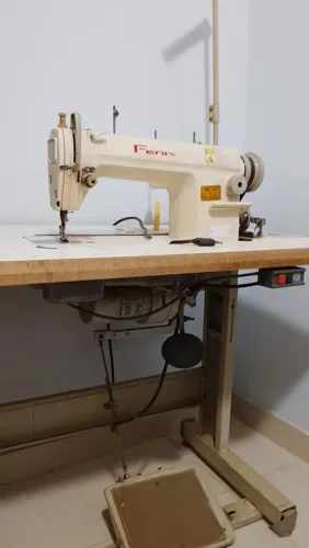 Máquina de costura industrial reta