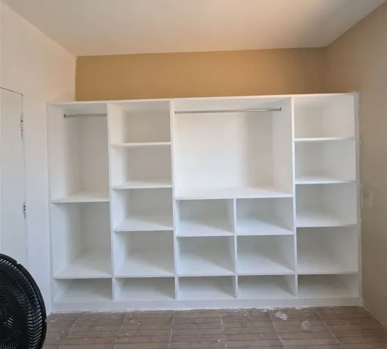 Guarda-roupa de gesso