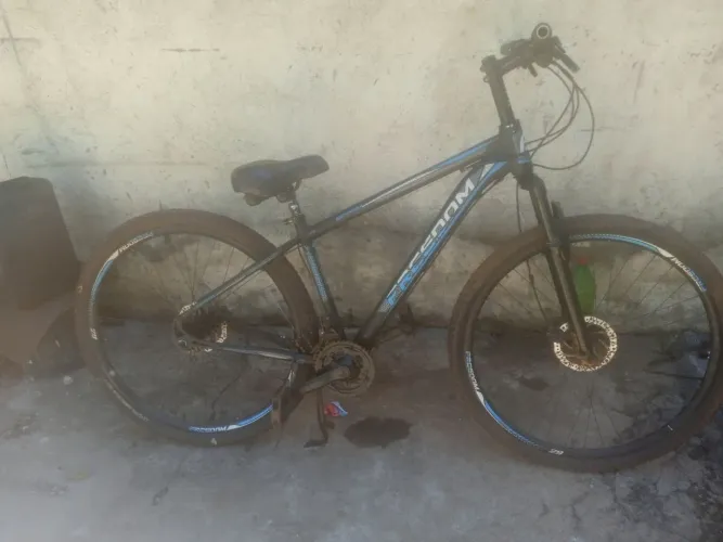bicicleta aro 29 semi nova com uns defeito que não prejudica