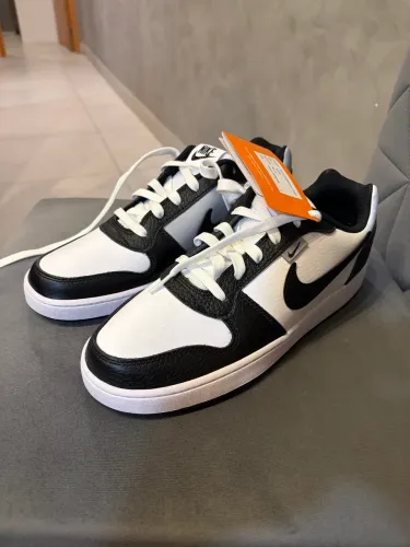 TÊNIS NIKE EBERNON LOW PRM WHITE BLACK WOLF GREY