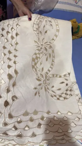 Vendo toalha de mesa com bordado em Richelieu