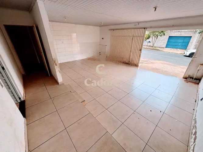 Casa à venda no Residencial Pequis com 2/4 e garagem coberta para 3 carros
