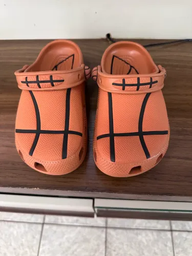 Crocs sandália edição limitada basquete TAM J1