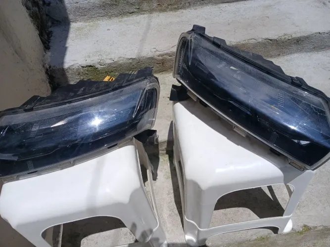 Par de farol do kwd tem que arrumar o suporte de parafusos