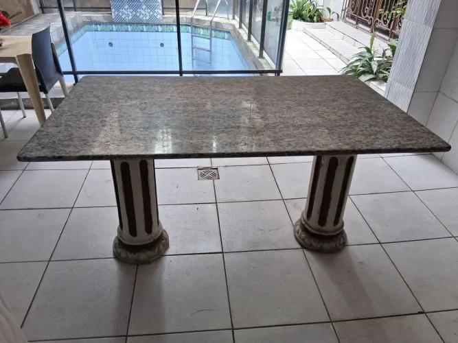 MESA TAMPO EM GRANITO C/ 2 PES DE CONCRETO DESENHADO.