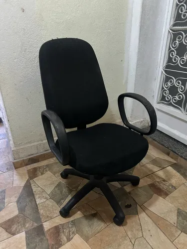 Cadeira de Escritório com Rodinhas e Braços