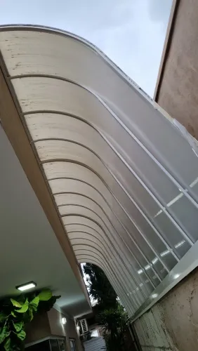 COBERTURA POLICARBONATO MEDIDA APROXIMADAMENTE 8 METROS DE COMPRIMENTO