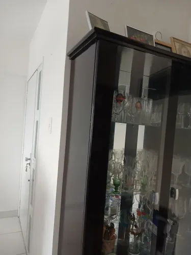 Cristaleira com portas de vidro e cinco prateleiras
