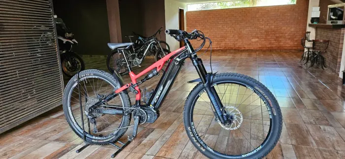 Bike elétrica OGGI Razzo tamanho M em excelente estado