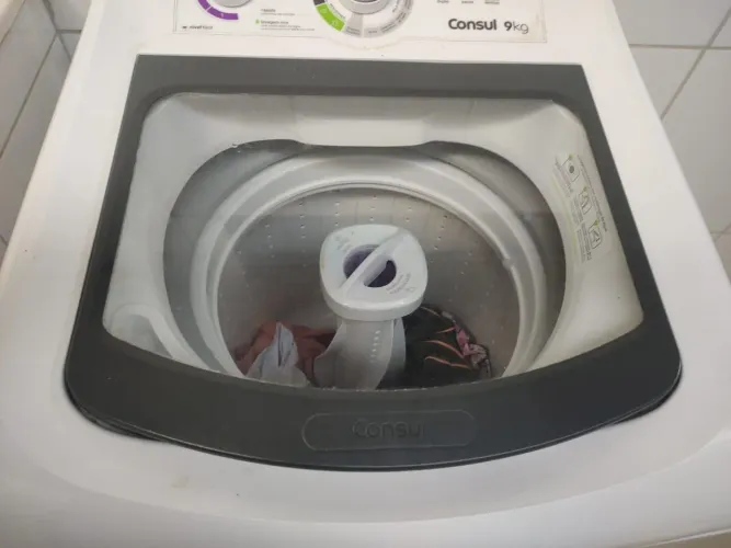 Máquina Consul 9 kg pra usar peças.