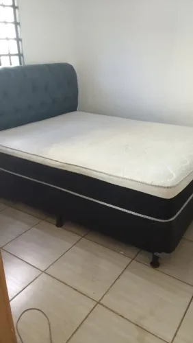 Cama casal.