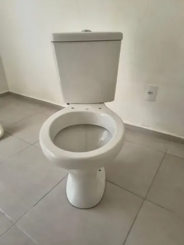 Vendo 3 pias e vaso sanitário completo
