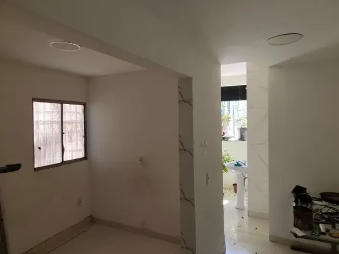 Kitnet de frente para rua, aluguel para casal ou solteiros sem filhos.