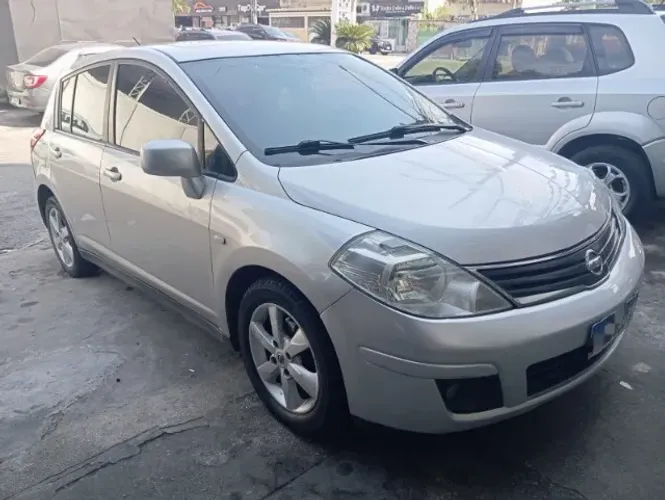 Nissan Tiida SL 1.8/1.8 Flex 16V Aut. 2011