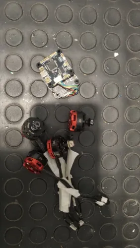 Controladora + ESC 45 A + 4 motores 2205( 2CCW + 2 CW)
