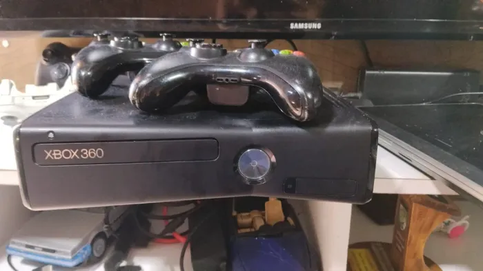 Vendo ou troco Xbox 360, por um play 2 ou 250 reais