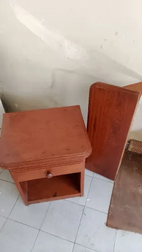 Cômoda com prateleira em Madeira.