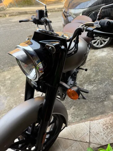 Royal Enfield Classic 350 2025 - Apenas 6.700 km | Estado de Zero | Muito Nova