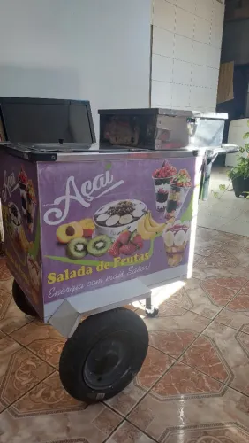 Carrinho de açaí e salada de frutas