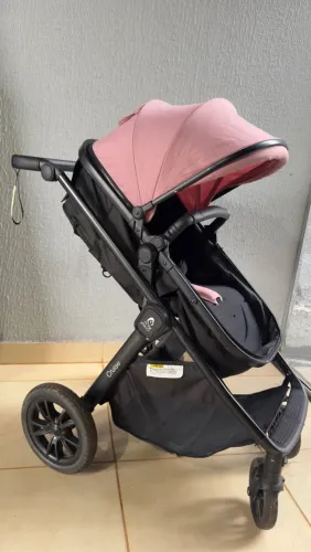 Carrinho de bebê com bebê conforto 