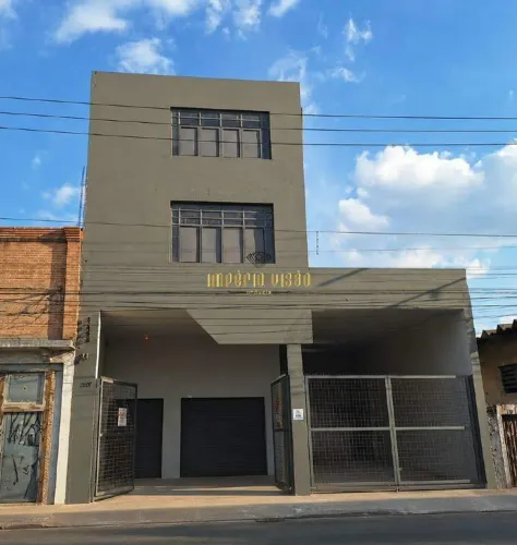 Prédio para Alugar de 2 Andares com Escritórios e Banheiros na Rua da Estação no Centro de