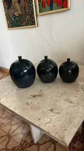 Trio de Vasos Decorativos em Cerâmica Preta