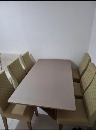 Sala de jantar Kappesberg com 7 peças (mesa + 6 cadeiras), nas cores bronze/bege. 