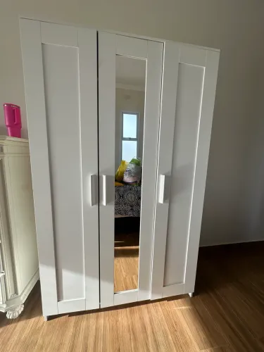 Guarda roupa com espelho
