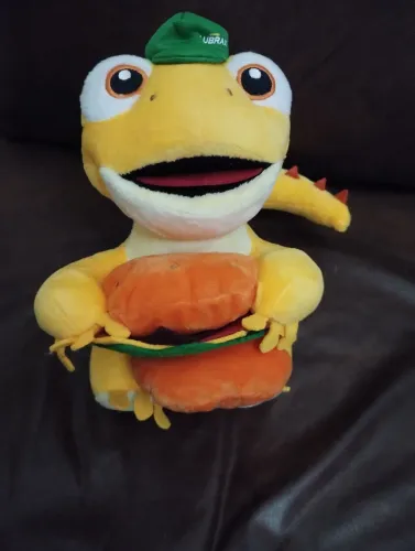 Pelúcia Lagarto com Hamburguer Lubrax.