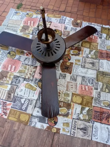 Ventilador de teto, com 3 pás, 3 luminárias e velocidades cor magno