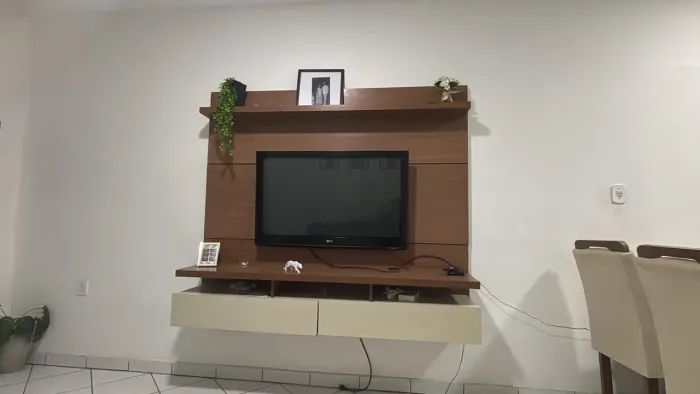 Vendo televisão LG 42 polegadas ( NÃO É SMART) porém com conversor que pegar internet
