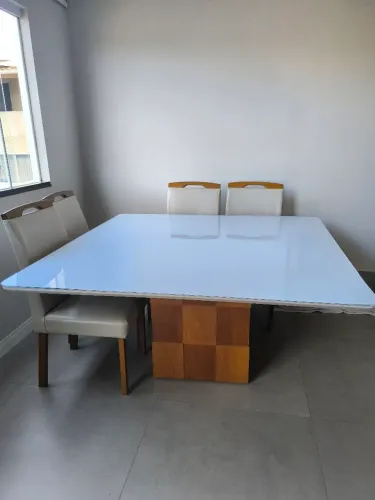 Mesa de jantar com 8 cadeiras