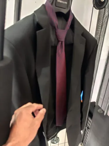 Terno preto semi novo. Calça:48 blazer:54
