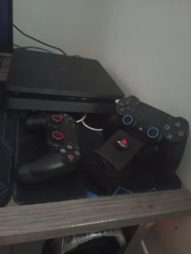Vendo ps4 slim 1tb + 2 controles
