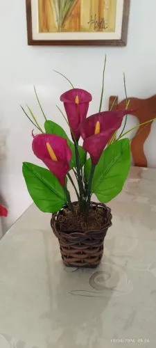 Arranjo de copo de leite artesanal