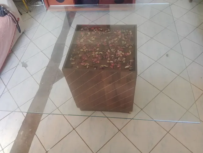 Mesa de jantar sem cadeiras