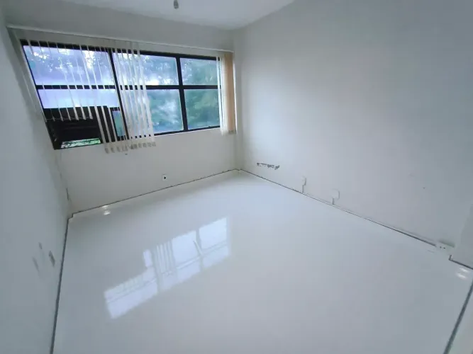 Sala comercial no Centro de Macaé com elevador