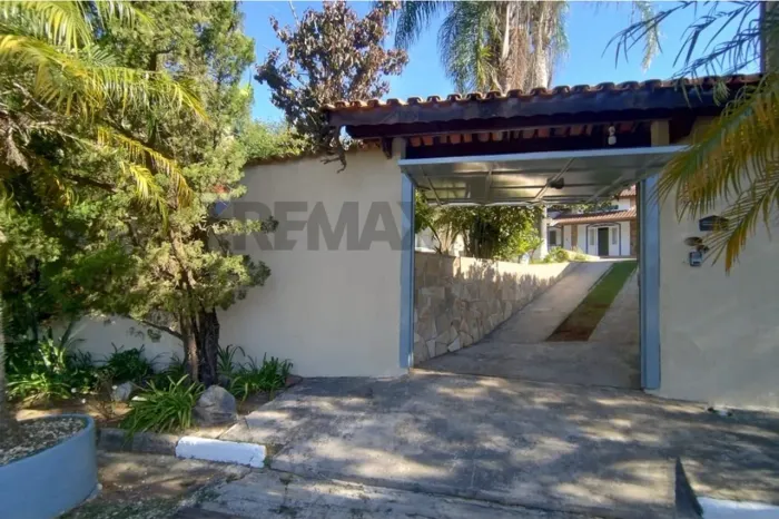 Casa 3 dormitórios para locação, 250m² por R$ 4.500 - Condomínio Shangri-lá - Atibaia/SP
