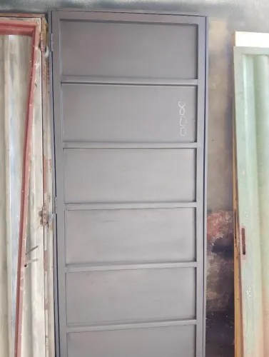 Porta de chapa lambril U bandeja