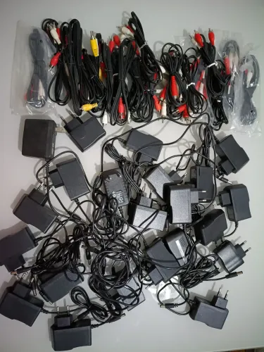 Cabos RCA e fontes 12v