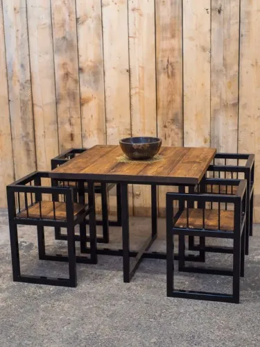 Conjunto Mesa Bistrô Estilo Industrial + 4 Cadeiras de Metal e Madeira.