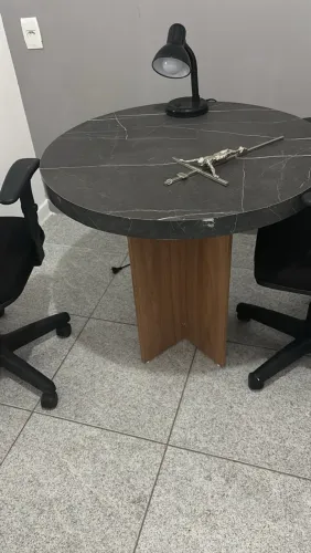 Vendo mesinha redonda com 80cm de diâmetro.