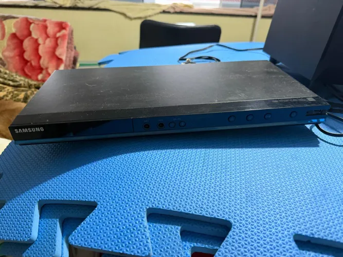DVD Player Samsung (slim, com entrada USB e 2 entradas de mic para karaokê) + varios DVDs