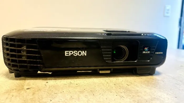 Projetor Epson PowerLite S31+ 3200 Lumens HDMI - Apenas 1.708h de Uso - ótimo estado