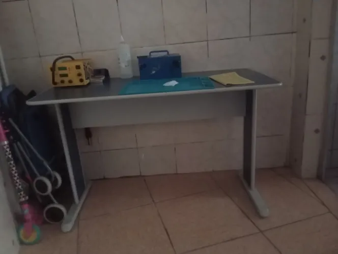 Mesa de escritório/ escrivaninha. 