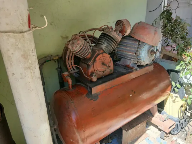 Vendo compressor grande usado,precisando de pequeno reparo. Valor:4,400,00
